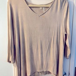 Three-quarter sleeve gray V-neck T-shirt with side tails